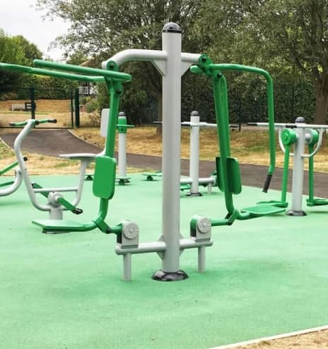 Parkda açıq hava trenajorları